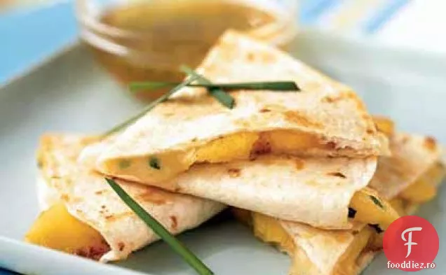 Quesadillas de piersici și Brie cu sos de scufundare cu miere de tei