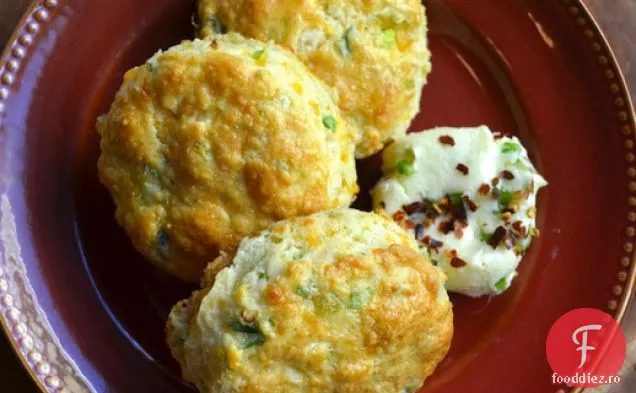 Cheddar Scallion Scones cu unt de agave Jalapeno