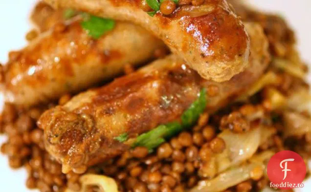 Cârnați cu o oală și linte cu șalotă dulce prăjită