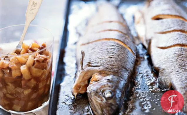Păstrăv întreg prăjit cu chutney asiatic de pere-smochine