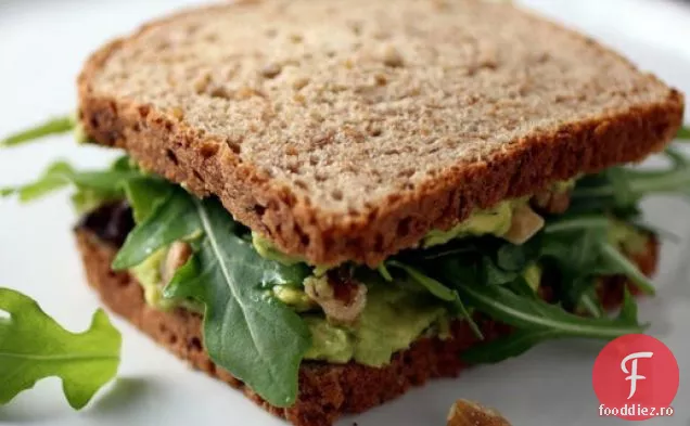 Sandvișuri cu Avocado, rucola și nuci