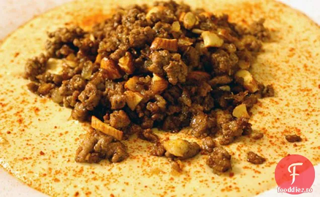 Cina în seara asta: Hummus cu miel măcinat și migdale