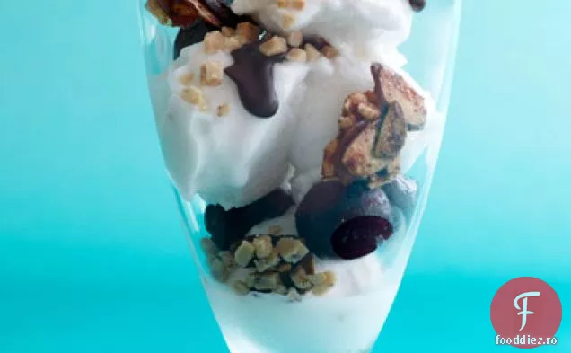 Sundae de cireșe-ciocolată cu pralină condimentată-migdale