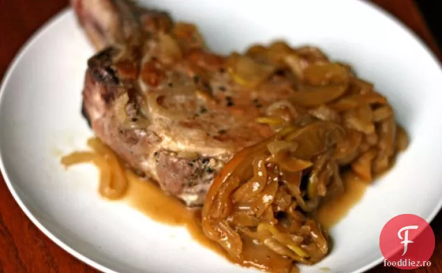 Cina în seara asta: cotlet de porc tăiat gros cu mere și ceapă
