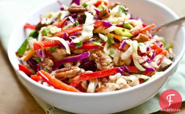 Slaw în stil sudic, cu nuci pecan și vinegretă de arțar-Dijon