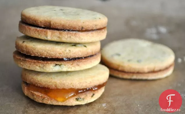 Biscuiți Sandwich din făină de porumb cu busuioc cu umplutură de caise