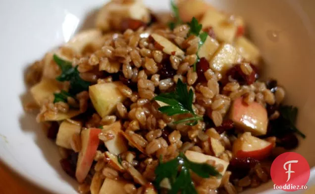 Cina în seara asta: salată Farro cu mere, migdale și mozzarella afumată