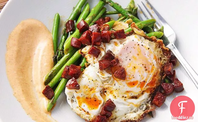 Sparanghel saut cu Chorizo, ouă prăjite și Allioli de boia afumată