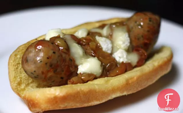 Cârnați italieni la grătar cu struguri prăjiți și brânză de lapte de oaie