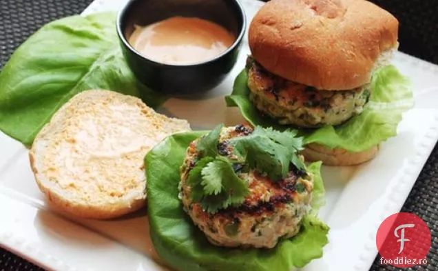 Burgeri de pui cu tigaie cu ghimbir, Scallions și maioneză Sriracha