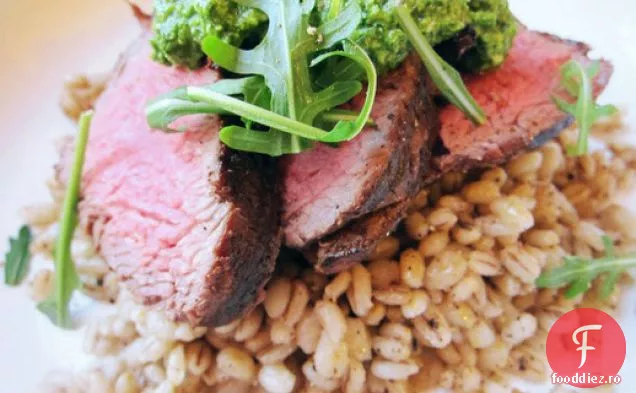 Filet de vită carbonizat cu orz prăjit Cacio e Pepe și Pesto de năsturel