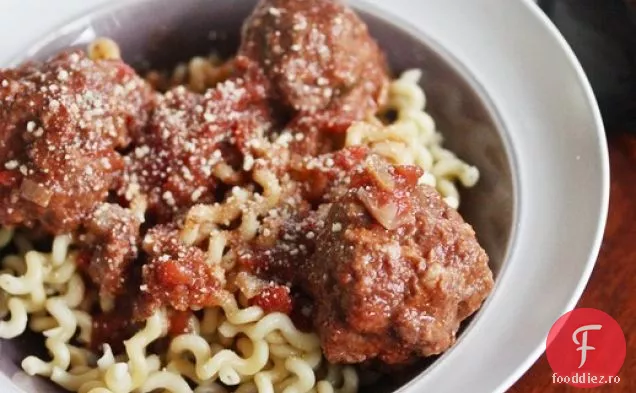 Chiftele de cârnați italieni cu aragaz lent cu sos Chianti și Fusilli