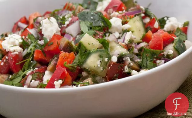Salată grecească tocată cu ierburi proaspete