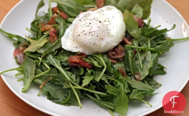 Salata caldă de rucola a lui Michael Ruhlman cu slănină și ouă Pocate