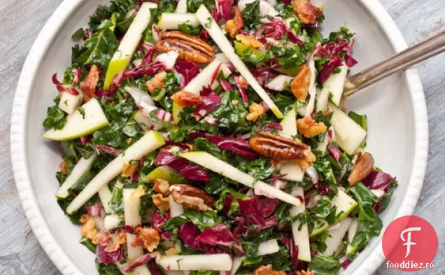 Salate Serioase: salată de Kale, mere și Pancetta