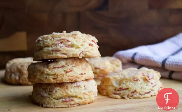 Biscuiți cu șuncă și Cheddar