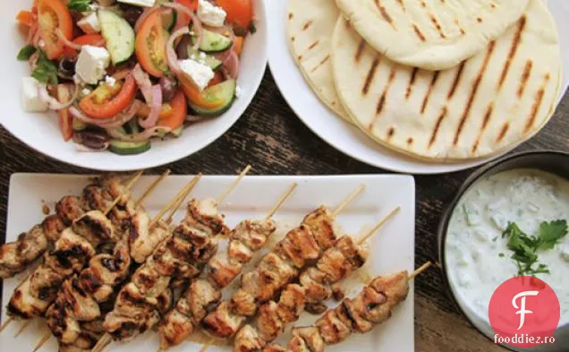 Souvlaki de pui cu sos Tzatziki și salată grecească