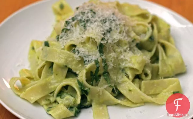 Tagliatelle cu busuioc și gălbenuș de ou