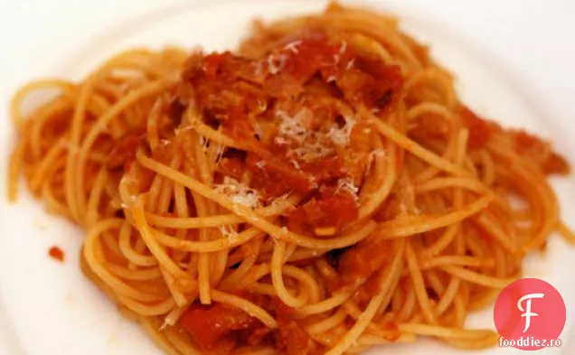 Cina în seara asta: Paste cu ceapă, slănină și roșii (Pasta All ' Amatriciana)