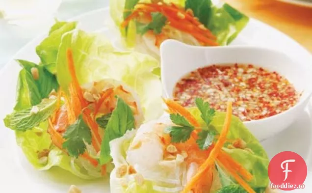 Salata vietnameză de creveți se înfășoară cu sos picant de scufundare cu var