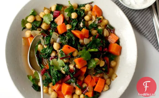 Tocană de năut condimentată cu chimen cu iaurt de mentă