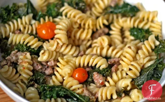 Cina în seara asta: Fusilli cu cârnați, Kale și roșii Sungold