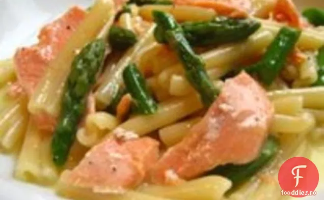 Carne Lite: somon și sparanghel Casarecce