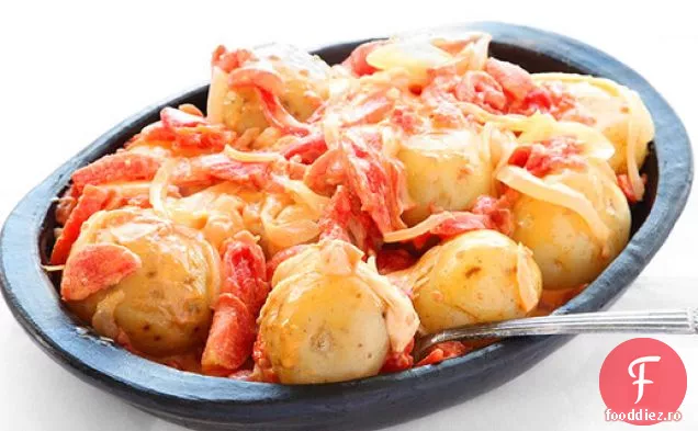 Papas Chorreadas (cartofi Columbieni cu brânză și sos de roșii)