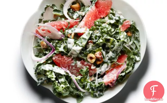 Salată crudă de Kale, Grapefruit și alune prăjite