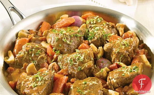 Carne de vită fiartă cu șalotă și ciuperci