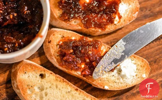 Gem de roșii proaspete și ceapă caramelizată