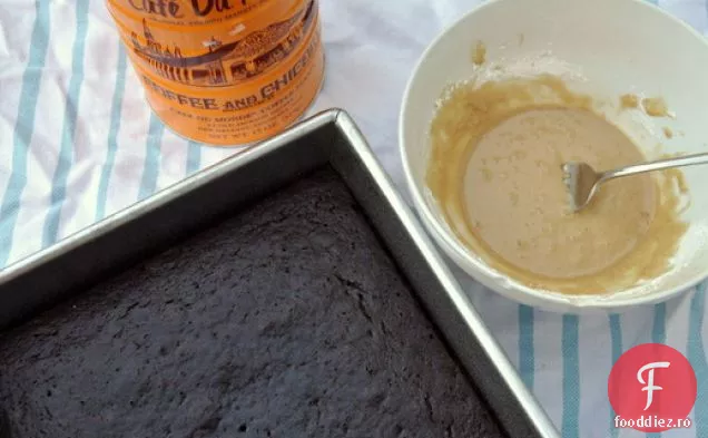 Tort de banane cu ciocolată cu glazură de cicoare