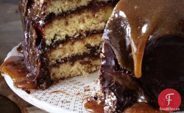 Tort galben cu glazură de ciocolată și blat Caramel