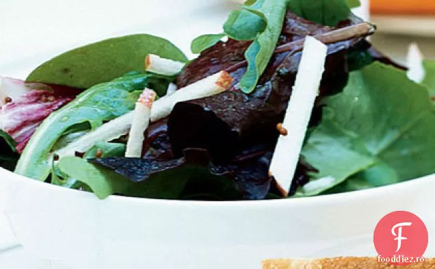 Salată verde cu mere și Dressing de arțar-nuc