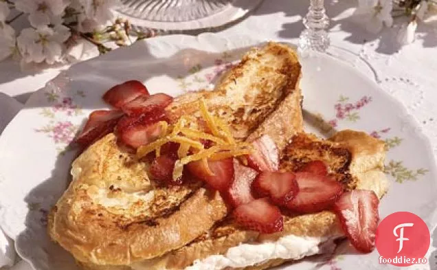 Pâine prăjită franceză umplută cu brânză cu sos de căpșuni