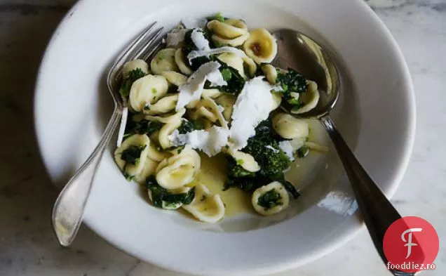 Gătitul la țară al Orecchiette din Italia cu Broccoli Rabe