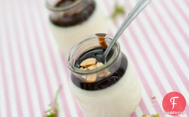 Panna Cotta prăjită-nucă de cocos cu sos de ciocolată Aunti Shirley
