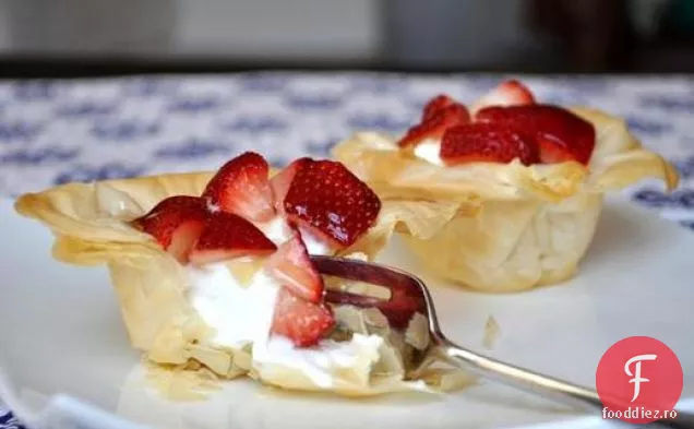 Cupe grecești de iaurt și căpșuni Phyllo
