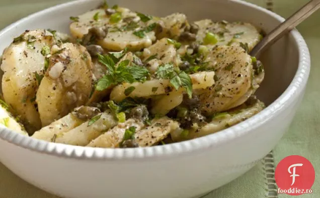 Salate Serioase: salata caldă de cartofi Patricia Wells cu capere, Scallions și mentă