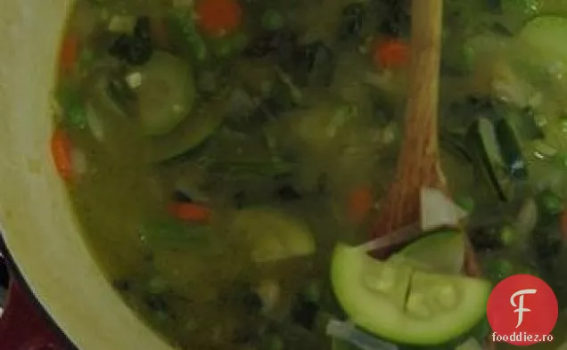 Minestrone de primăvară cu mentă și busuioc Pistou