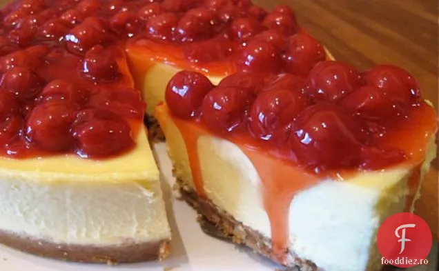 Cheesecake cu ciocolată albă cu Topping de cireșe