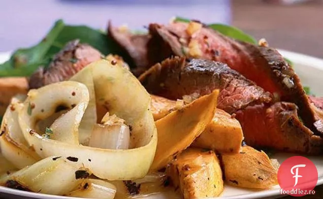 Salată de ceapă, carne de vită și cartofi dulci la grătar
