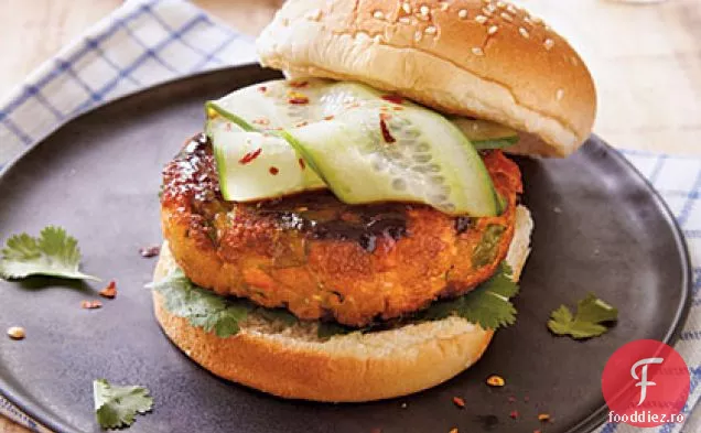 Hoisin-burgeri de somon glazurați cu castraveți murați