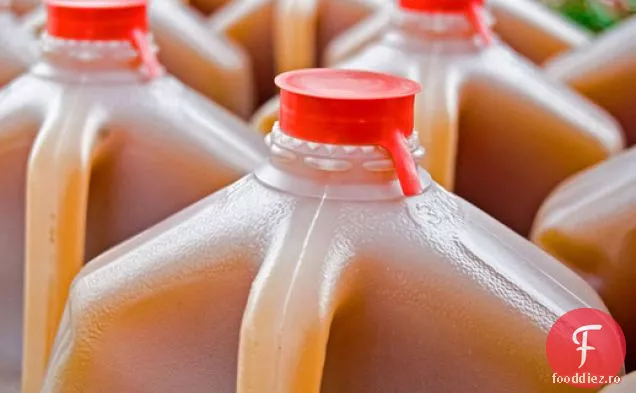 Rom închis și cidru de mere gheață rasă