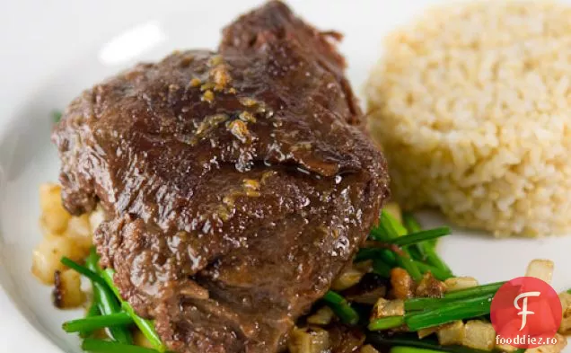 Obrazul De Vită Confitat Cu Napi Caramelizați