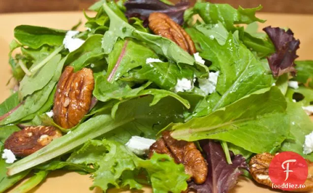 Mesclun cu nuci pecan glazurate, brânză de capră și vinetă Dijon-muștar