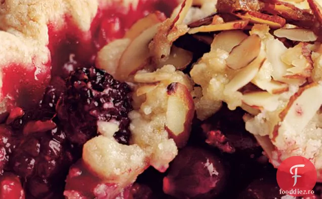 Plăcintă mixtă cu fructe de pădure cu Streusel de ghimbir, portocale și migdale