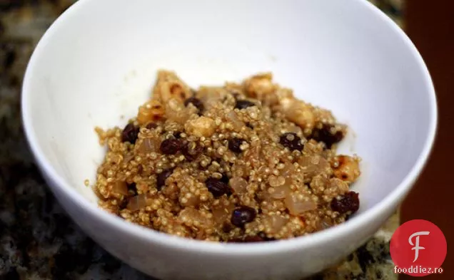 Cina in seara asta: quinoa 'Risotto' cu alune prăjite și coacăze uscate