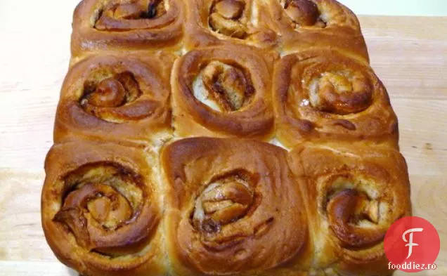 Coacerea Pâinii: Rulouri Dulci Cu Mere De Scorțișoară