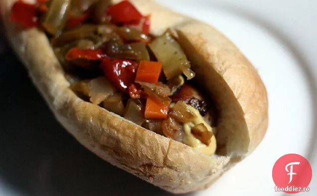 Cina în seara asta: cârnați italieni cu ceapă caramelizată, muștar și Giardineria